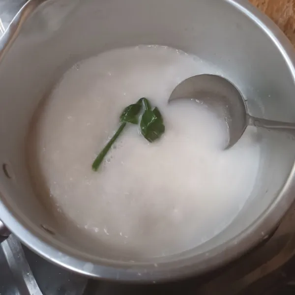 Untuk membuat kuah santan, rebus hingga mendidih santan, garam, dan daun pandan sambil terus diaduk kemudian tambahkan larutan tepung tapioka.