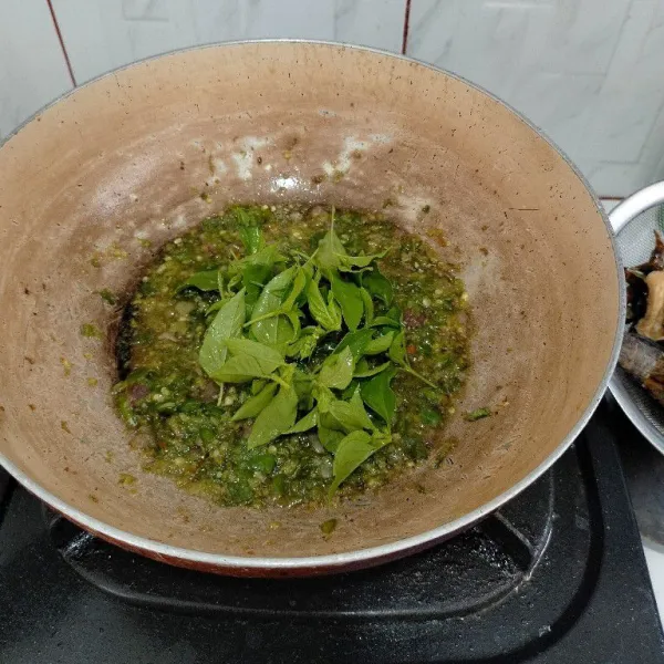 Masukkan daun kemangi, masak sebentar lalu matikan kompor.