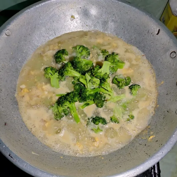 Lalu tambahkan air dan brokoli lalu tambahkan kaldu tulang ayam, garam, aduk sampai rata.