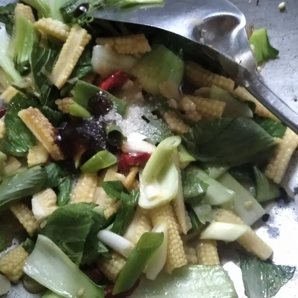 Masukkan saus tiram, gula, garam dan kaldu bubuk. Masak hingga semua sayur matang. Angkat dan sajikan.