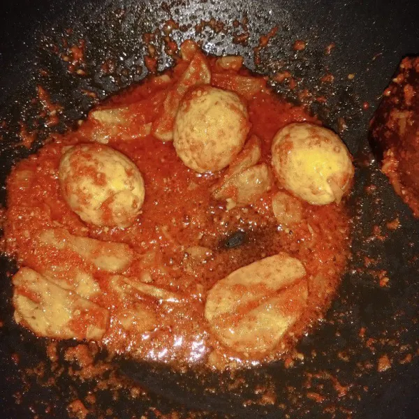 Setelah itu masukkan kentang dan telur, beri garam dan lada. Koreksi rasa dan sajikan.