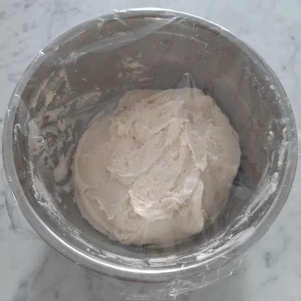 Tutup adonan dengan wrap dan diamkan minimal 30 menit dan jangan lebih dari 1 jam agar adonan tidak terlalu asam.