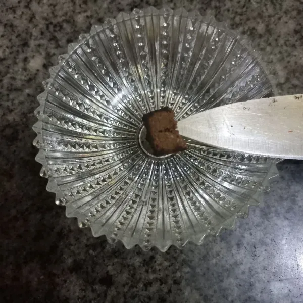 Bakar terasi hingga berubah warna.