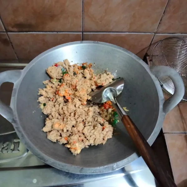 Setelah itu masukkan oncom, beri garam, kaldu jamur dan gula pasir.