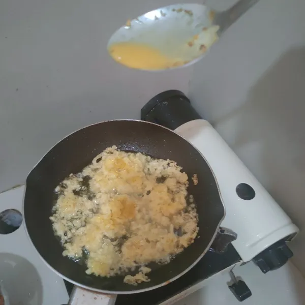 Cara menggoreng telur crispy, panaskan minyak dan beri larutan telur dengan disiram perlahan dengan jarak 2 jengkal, masak hingga kering dengan api sedang.
