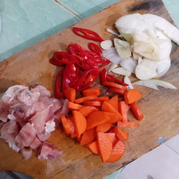 Siapkan bahan-bahan lainnya, wortel, ayam, bawang putih dan bawang bombai serta cabai besar.