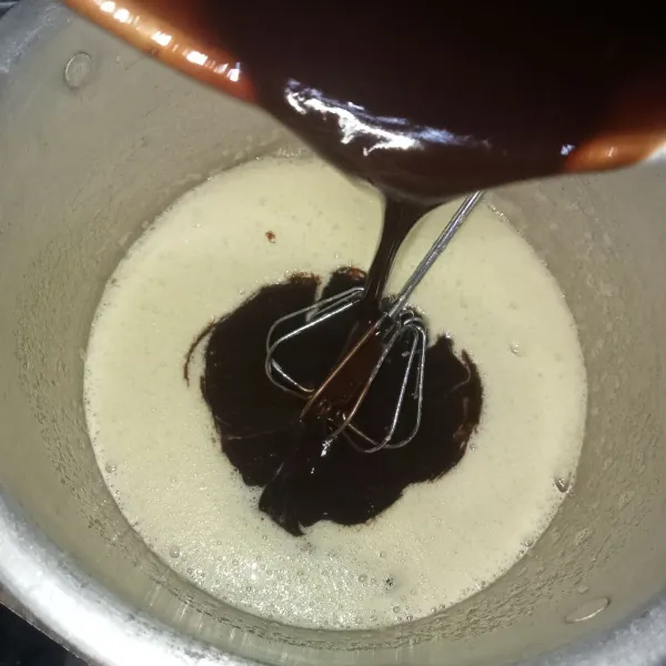 Masukkan bahan brownies A (DCC, minyak, dan butter yang sudah dilelehkan) ke dalam bahan brownies B (telur dan gula)