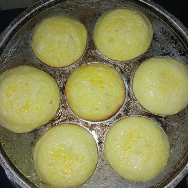 Panaskan cetakan, oles dengan margarin tipis-tipis. Tuang adonan hingga memenuhi loyang, masak sampai matang dengan api kecil lalu angkat dan sajikan.