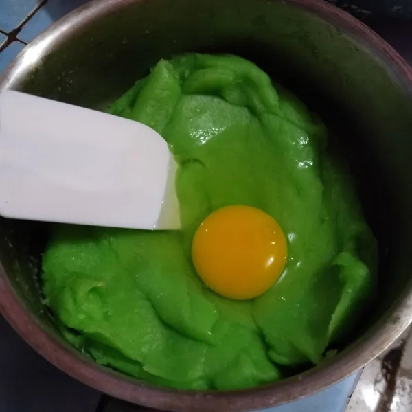 Tunggu selama 10 menit kemudian masukkan telur.