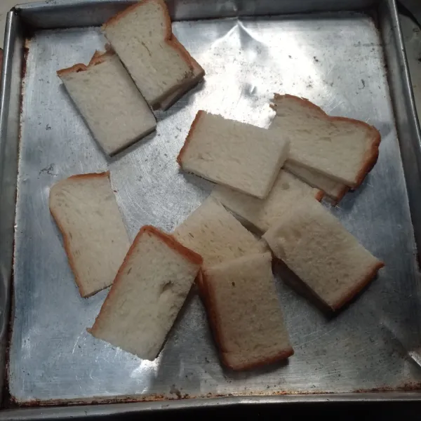 Potong roti tawar sesuai selera, tata pada loyang.
