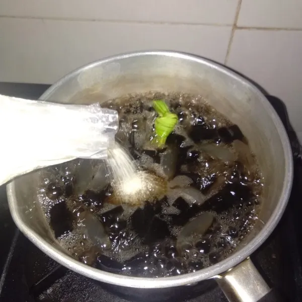 Jika air sudah mulai menyusut, masukkan gula pasir, garam dan vanili bubuk, aduk merata.