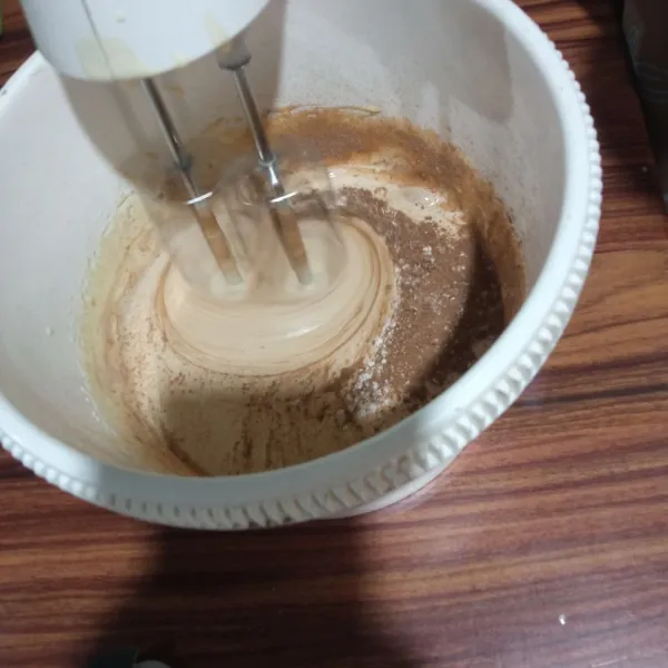 Masukkan terigu, bubuk coklat, dan baking powder. Mixer dengan kecepatan paling rendah sampai semua bahan tercampur rata.