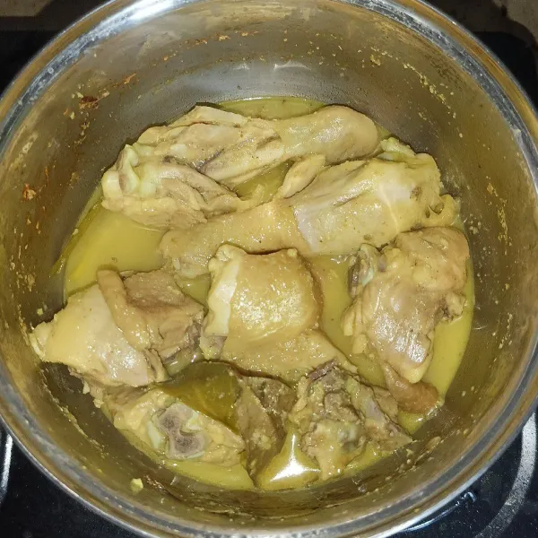 Ungkep ayam sampai halus dan airnya habis. Ayam siap disajikan atau digoreng terlebih dahulu.
