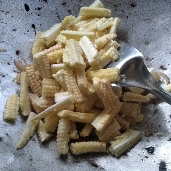 Masukkan putren. Aduk rata.