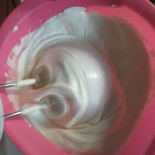 Mixer telur, gula dan emulsi sampai mengembang dan kaku.