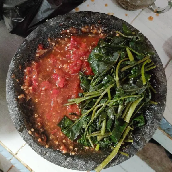 Taruh kangkung diatas sambal, siap disajikan.