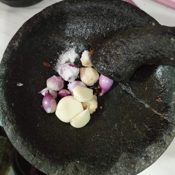 Ulek bumbu sampai halus.