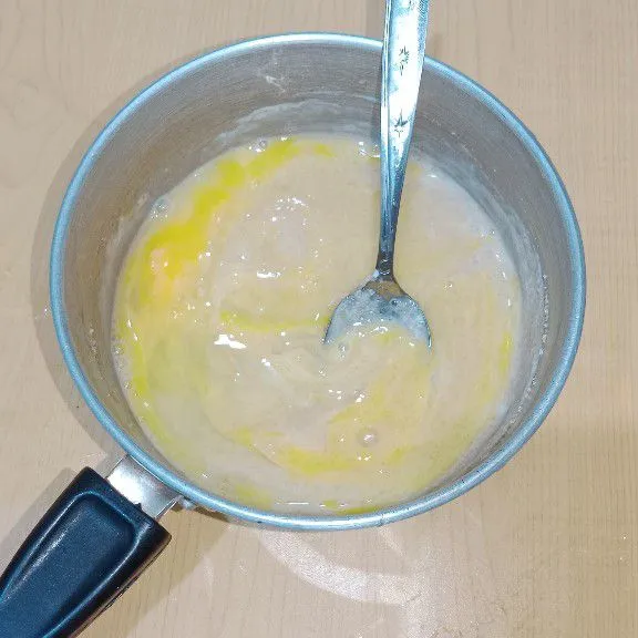 Tambahkan 1 bungkus santan instan dan telur ayam, aduk kembali hingga merata.