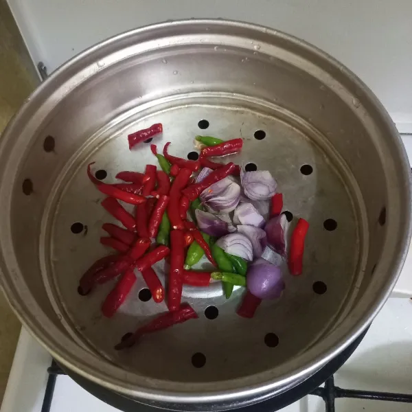 Kukus bawang merah, cabe merah keriting dan cabe rawit hingga layu.
