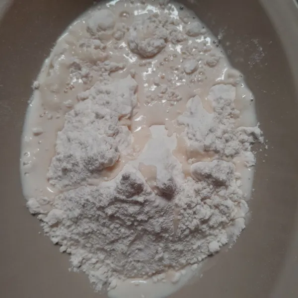 Masukkan tepung terigu ke dalam mangkuk lalu masukkan bahan biang.