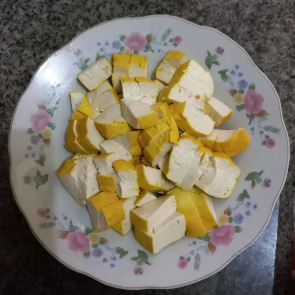 Potong dadu kecil tahu kuning.