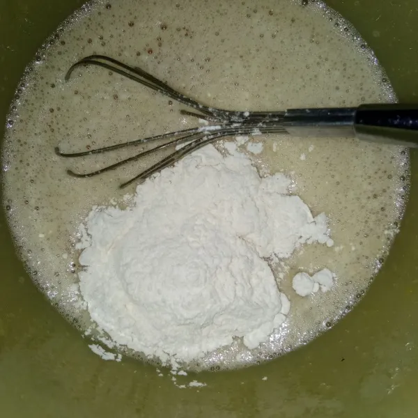 Masukkan tepung lalu aduk rata.