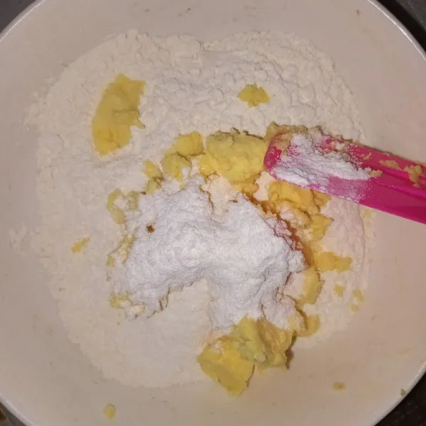 Pertama potong-potong dadu mentega beku lalu masukkan terigu dangula halus cacah menggunakan garpu lanjut uleni dengan tangan.