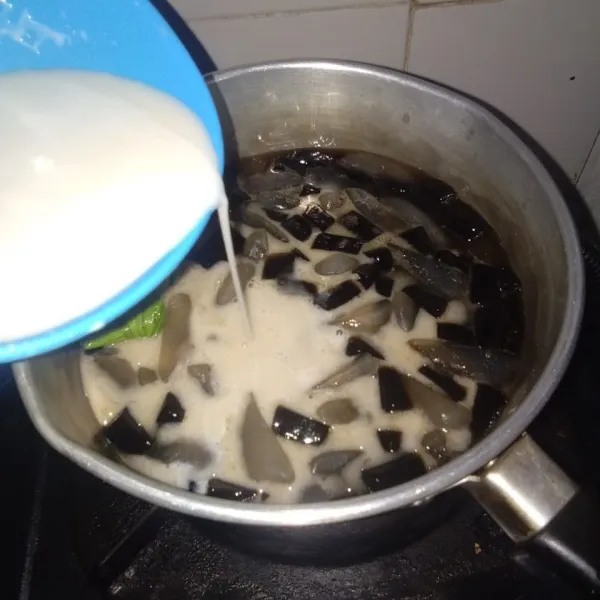 Masukkan santan, masak sampai mendidih, jangan terlalu lama supaya santan tidak pecah, angkat, tunggu sampai hangat dan simpan dalam kulkas, dinikmati saat dingin nikmat.