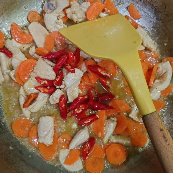 Kemudian masukkan wortel dan irisan cabe, aduk rata, tambahkan air secukupnya, masak hingga wortel setengah matang, jangan lupa koreksi rasa.