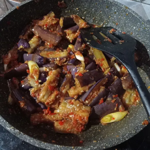 Masak sampai tanak, cek rasanya dan matikan api.