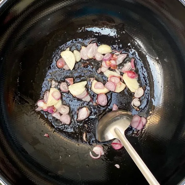 Tumis bawang merah dan bawang putih hingga harum.