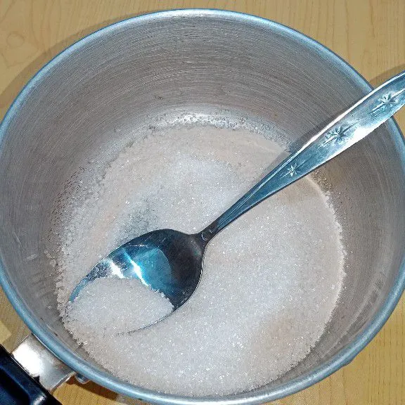 Masukkan gula pasir dan agar-agar dalam panci, aduk hingga rata agar tidak menggumpal.