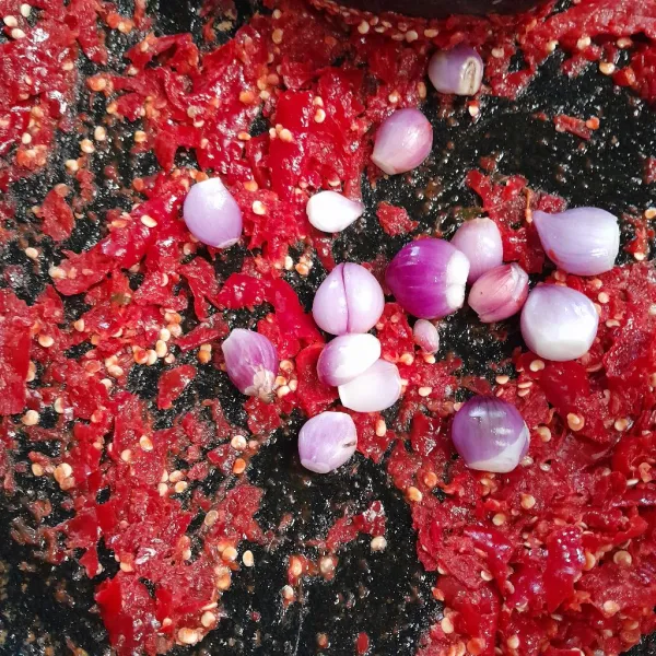 Giling halus cabe merah bawang merah dan garam.