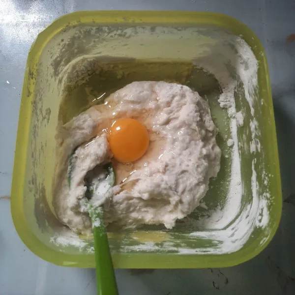 Tambahkan 1 butir telur, aduk-aduk sampai tercampur rata.
