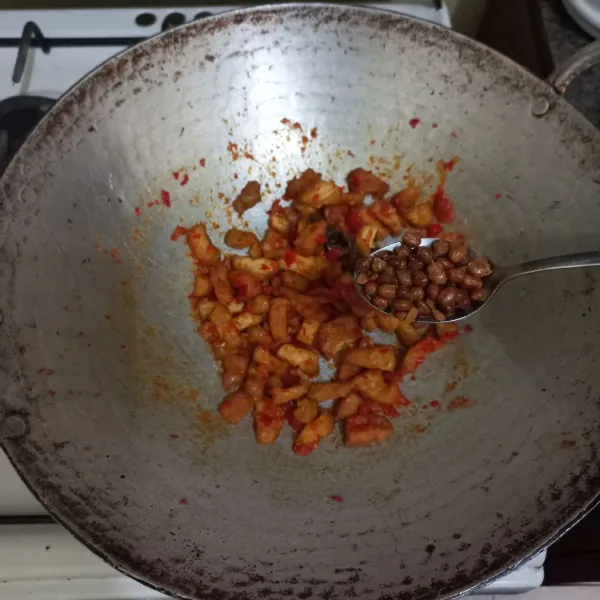 Tambahkan kacang kedelai goreng, aduk rata.