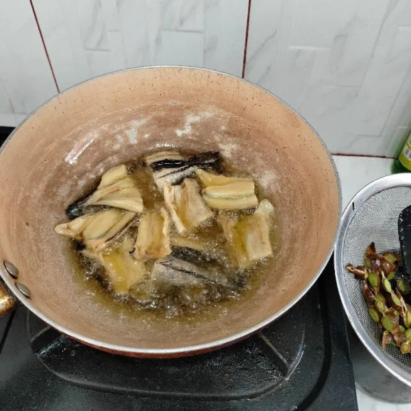 Lalu goreng ikan siam hingga garing.