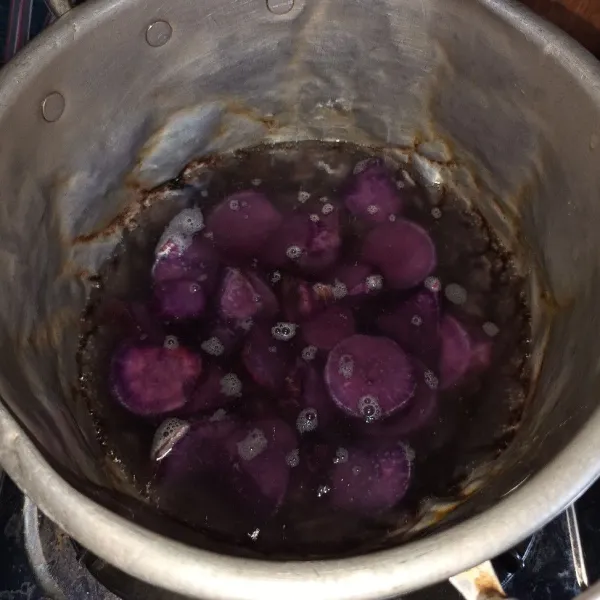 Kupas dan bersihkan ubi, potong-potong, lalu rebus hingga matang.