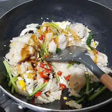 Masukkan kecap manis, cabai, dan saus tiram. Aduk rata, masak sebentar kemudian koreksi rasa. Angkat dan sajikan.