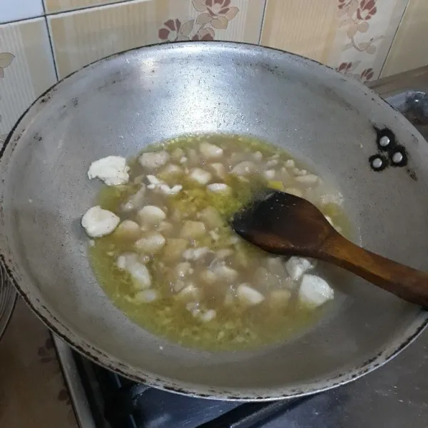 Tambahkan air, garam, kaldu bubuk, gula pasir, lada bubuk, saus tiram. Aduk rata dan koreksi rasa.