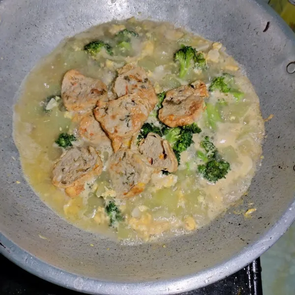 Kemudian masukkan irisan chicken rol, aduk sampai rata, masak hingga matang dan siap dihidangkan.