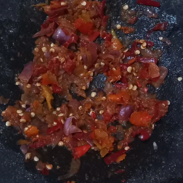 Ulek bawang merah cabe rawit, terasi dan garam