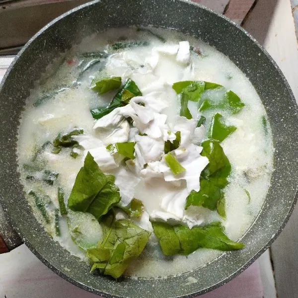 kemudian masukan kol dan daun melinjo, masak sampai matang, koreksi rasa dan sajikan.