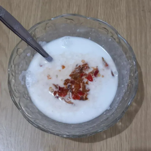 Campur bumbu ulek dengan santan, aduk rata, cicipi rasanya