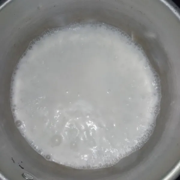 Rebus santan bersama garam sampai mendidih.