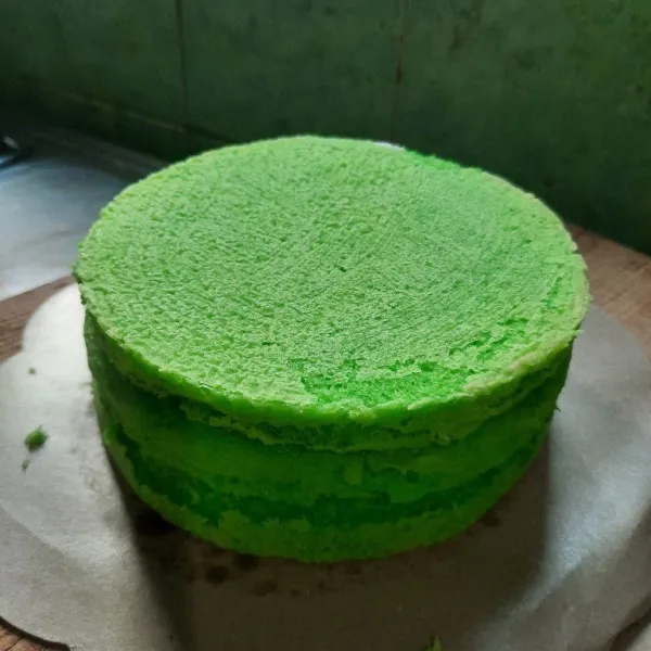 Keluarkan bronis dari dalam loyang biarkan sampai dingin di suhu ruang.