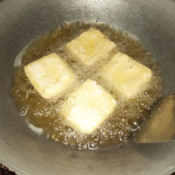 Panaskan minyak, goreng tahu sampai matang pada kedua sisinya kemudian tiriskan.