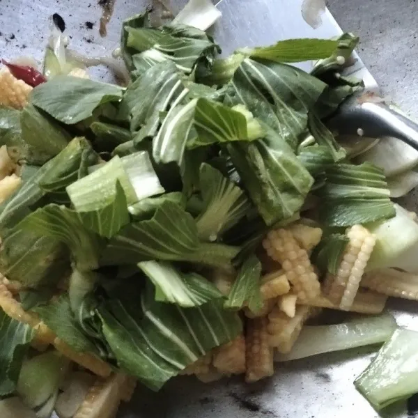 Masukkan bagian daun pokcoy, aduk rata. Jika terlalu kering bisa tambahkan sedikit air.