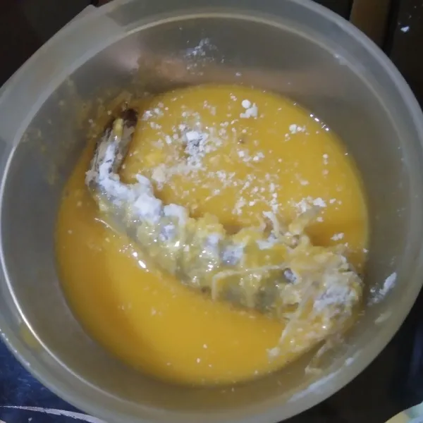 Celupkan adonan udang pada telur.