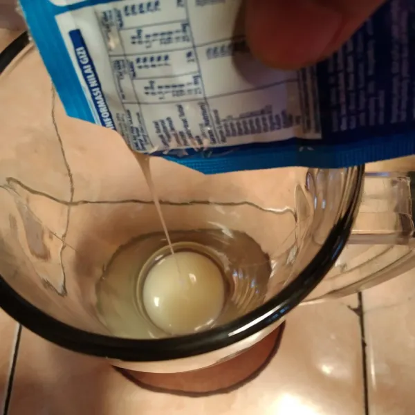 Dalam gelas saji, masukan susu.