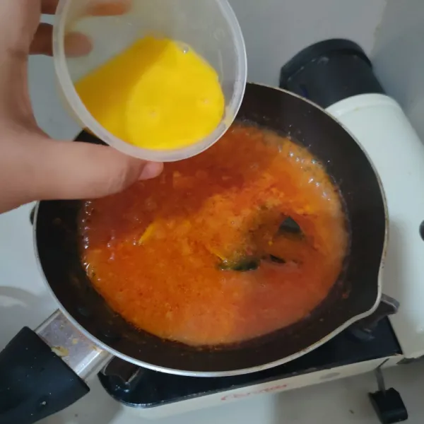 Tambahkan telur, aduk hingga telur matang.